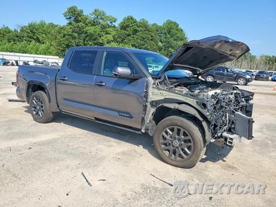 Czwarte zdjęcie samochodu z boku: 2024 TOYOTA TUNDRA PLATINUM HV VIN:5TFNC5DB8RX063051 - miniatura