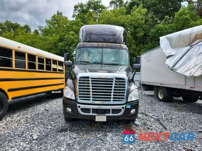 Piąte zdjęcie samochodu w środku: 2015 FREIGHTLINER CASCADIA SEMI TRUCK VIN:1FUBGBDV7FLGD8301 - miniatura