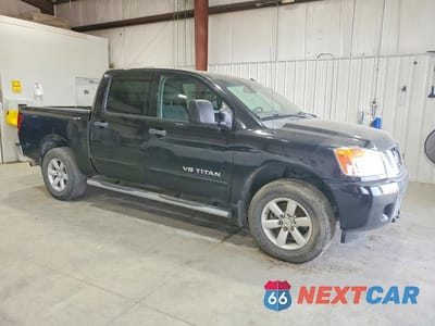 Czwarte zdjęcie samochodu z boku: 2013 NISSAN TITAN SV VIN:1N6AA0ECXDN306407 - miniatura