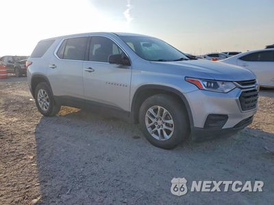 Czwarte zdjęcie samochodu z boku: 2020 CHEVROLET TRAVERSE LS VIN:1GNERFKW1LJ256265 - miniatura