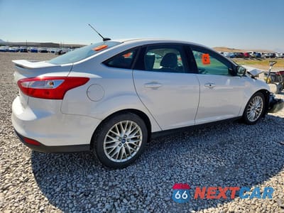 Trzecie zdjęcie samochodu z tyłu: 2013 FORD FOCUS TITANIUM VIN:1FADP3J25DL263593 - miniatura