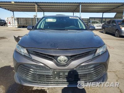 Piąte zdjęcie samochodu w środku: 2020 TOYOTA CAMRY LE VIN:4T1C11BK8LU006037 - miniatura