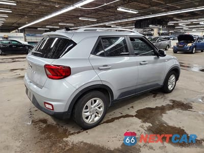 Trzecie zdjęcie samochodu z tyłu: 2020 HYUNDAI VENUE SEL VIN:KMHRC8A31LU029960 - miniatura