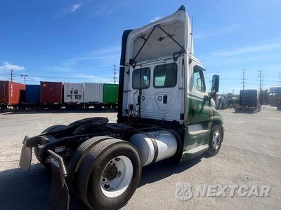 Czwarte zdjęcie samochodu z boku: 2017 FREIGHTLINER CASCADIA VIN:1FUBGDDR7HLHL9599 - miniatura