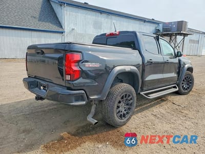 Trzecie zdjęcie samochodu z tyłu: 2025 CHEVROLET COLORADO TRAIL BOSS VIN:1GCPTEEK0S1181675 - miniatura