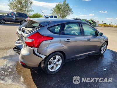 Trzecie zdjęcie samochodu z tyłu: 2014 FORD FOCUS SE VIN:1FADP3K28EL375062 - miniatura