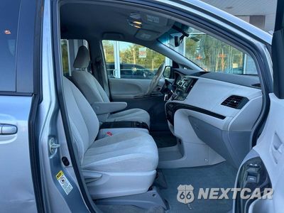 Piąte zdjęcie samochodu w środku: 2014 TOYOTA SIENNA LE VIN:5TDKK3DCXES478665 - miniatura