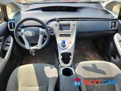 Zdjęcie 8 z 12 samochodu: 2015 TOYOTA PRIUS TWO VIN:JTDKN3DU4F1878333 - miniatura
