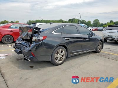 Trzecie zdjęcie samochodu z tyłu: 2018 HYUNDAI SONATA SPORT VIN:5NPE34AF0JH674838 - miniatura