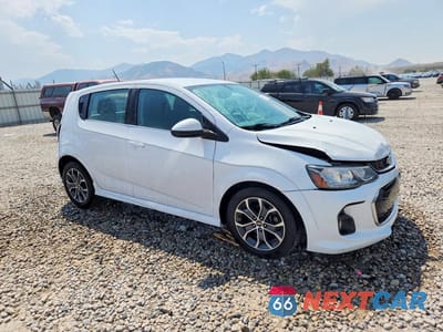 Czwarte zdjęcie samochodu z boku: 2017 CHEVROLET SONIC LT VIN:1G1JD6SB0H4153601 - miniatura