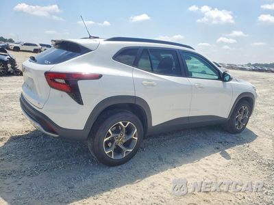 Trzecie zdjęcie samochodu z tyłu: 2025 CHEVROLET TRAX 1LT VIN:KL77LHEP9SC271969 - miniatura