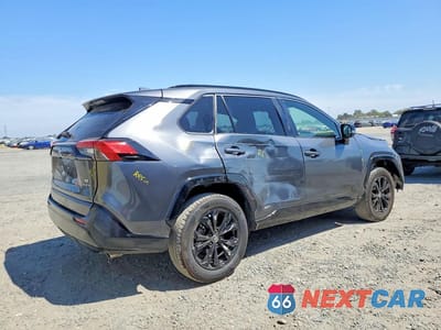 Trzecie zdjęcie samochodu z tyłu: 2025 TOYOTA RAV4 SE VIN:JTM16RFV5SJ077177 - miniatura