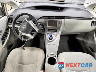 Zdjęcie 8 z 12 samochodu: 2015 TOYOTA PRIUS TWO VIN:JTDKN3DU5F1997671 - miniatura