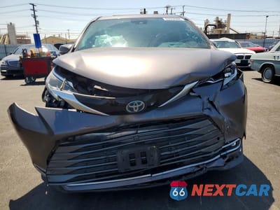 Piąte zdjęcie samochodu w środku: 2022 TOYOTA SIENNA PLATINUM 7-PASSENGER VIN:5TDERKEC7NS095350 - miniatura