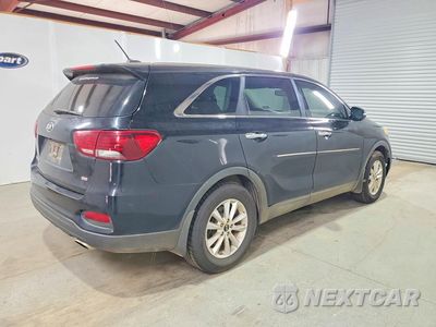 Trzecie zdjęcie samochodu z tyłu: 2019 KIA SORENTO LX VIN:5XYPG4A31KG547768 - miniatura