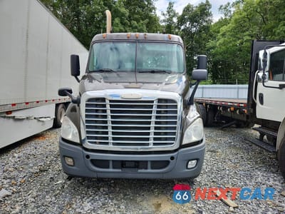 Piąte zdjęcie samochodu w środku: 2017 FREIGHTLINER CASCADIA 113 SEMI TRUCK VIN:1FUBGBDVXHLHH2528 - miniatura