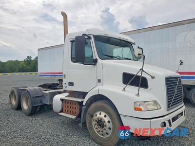 Czwarte zdjęcie samochodu z boku: 2014 VOLVO VNM SEMI TRUCK VIN:4V4MC9EG5EN173868 - miniatura