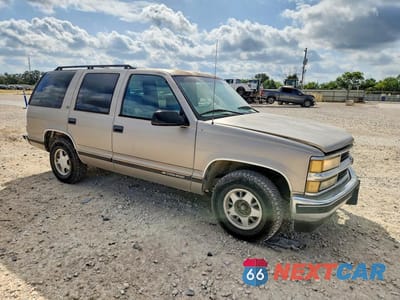 Czwarte zdjęcie samochodu z boku: 1999 CHEVROLET TAHOE C1500 VIN:1GNEC13R4XJ435872 - miniatura
