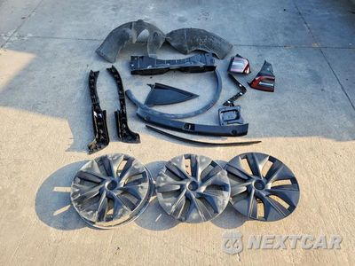 Zdjęcie 13 z 14 samochodu: 2025 TESLA MODEL Y VIN:7SAYGDEE3SA359955 - miniatura