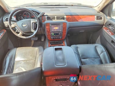 Zdjęcie 8 z 13 samochodu: 2012 CHEVROLET SUBURBAN K1500 LTZ VIN:1GNSKKE78CR248637 - miniatura