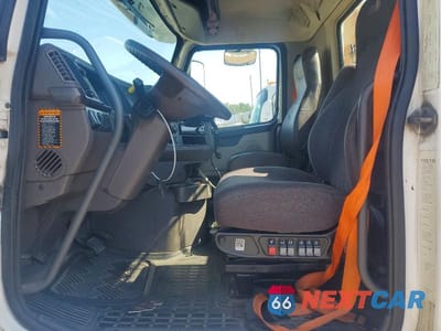 Zdjęcie 7 z 13 samochodu: 2017 VOLVO VN VNL - SEMI TRUCK VIN:4V4N39TG2HN988038 - miniatura