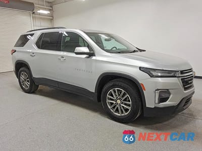 Czwarte zdjęcie samochodu z boku: 2022 CHEVROLET TRAVERSE LT VIN:1GNEVMKWXNJ170164 - miniatura