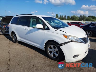 Czwarte zdjęcie samochodu z boku: 2013 TOYOTA SIENNA LE VIN:5TDKK3DC0DS367783 - miniatura