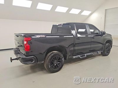 Trzecie zdjęcie samochodu z tyłu: 2021 CHEVROLET SILVERADO K1500 LT TRAIL BOSS VIN:3GCPYFEL1MG264813 - miniatura