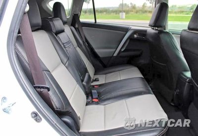 Zdjęcie 6 z 10 samochodu: 2017 TOYOTA RAV4 HYBRID XLE VIN:JTMRJREV3HD104354 - miniatura