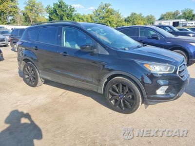 Czwarte zdjęcie samochodu z boku: 2018 FORD ESCAPE SE VIN:1FMCU9GD8JUB83488 - miniatura