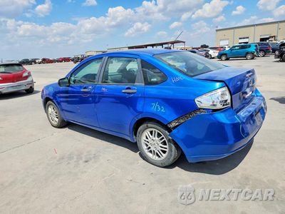 Trzecie zdjęcie samochodu z tyłu: 2010 FORD FOCUS SE VIN:1FAHP3FN1AW163229 - miniatura