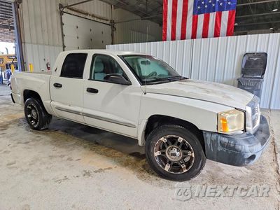 Czwarte zdjęcie samochodu z boku: 2005 DODGE DAKOTA QUAD SLT VIN:1D7HE48N35S304209 - miniatura