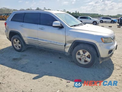 Czwarte zdjęcie samochodu z boku: 2013 JEEP GRAND CHEROKEE LAREDO VIN:1C4RJFAG1DC599577 - miniatura