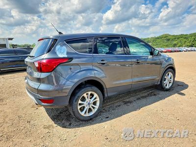 Trzecie zdjęcie samochodu z tyłu: 2019 FORD ESCAPE SE VIN:1FMCU9GD9KUB17694 - miniatura