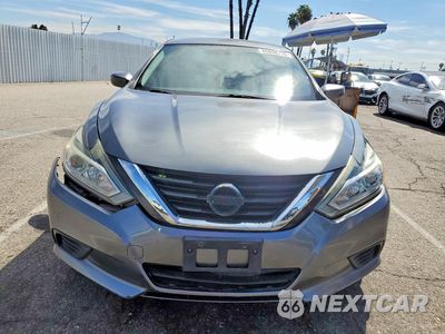 Piąte zdjęcie samochodu w środku: 2017 NISSAN ALTIMA 2.5 S VIN:1N4AL3AP0HN336325 - miniatura