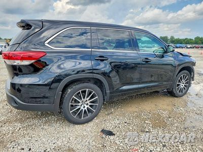 Trzecie zdjęcie samochodu z tyłu: 2018 TOYOTA HIGHLANDER SE VIN:5TDJZRFH7JS490608 - miniatura