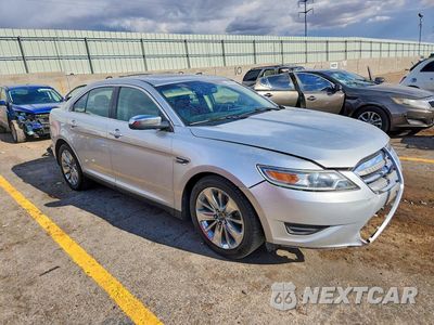 Czwarte zdjęcie samochodu z boku: 2010 FORD TAURUS LIMITED VIN:1FAHP2FW5AG110627 - miniatura