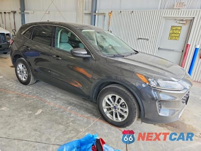 Czwarte zdjęcie samochodu z boku: 2020 FORD ESCAPE SE VIN:1FMCU9G61LUC26511 - miniatura