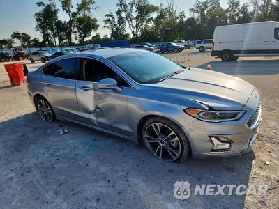 Czwarte zdjęcie samochodu z boku: 2020 FORD FUSION TITANIUM VIN:3FA6P0D93LR152783 - miniatura