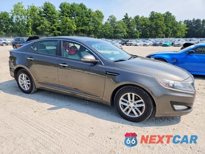 Czwarte zdjęcie samochodu z boku: 2013 KIA OPTIMA LX VIN:5XXGM4A70DG255189 - miniatura