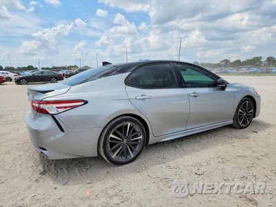 Trzecie zdjęcie samochodu z tyłu: 2020 TOYOTA CAMRY XSE VIN:4T1K61AK3LU366024 - miniatura