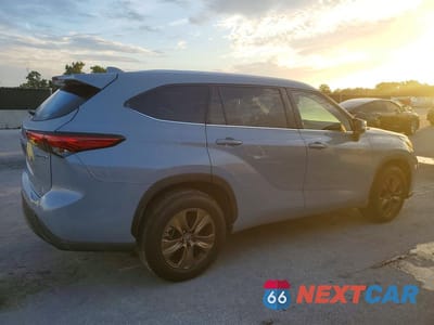 Trzecie zdjęcie samochodu z tyłu: 2022 TOYOTA HIGHLANDER HYBRID BRONZE EDITION VIN:5TDAARAH2NS514429 - miniatura