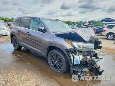 Czwarte zdjęcie samochodu z boku: 2019 TOYOTA HIGHLANDER SE VIN:5TDJZRFH9KS572440 - miniatura
