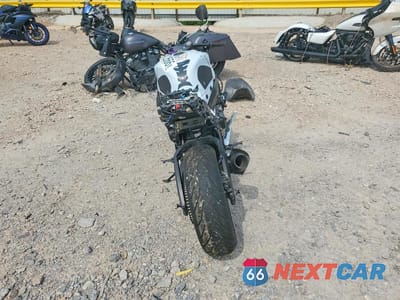 Czwarte zdjęcie samochodu z boku: 2015 SUZUKI GSX-R600 VIN:JS1GN7FA6F2101303 - miniatura