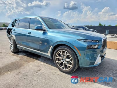 Czwarte zdjęcie samochodu z boku: 2025 BMW X7 XDRIVE40I VIN:5UX23EM06S9Y17123 - miniatura