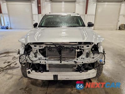 Piąte zdjęcie samochodu w środku: 2025 TOYOTA 4RUNNER SR5 VIN:JTEVA5BR0S5012873 - miniatura