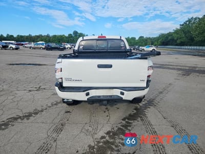 Zdjęcie 6 z 13 samochodu: 2015 TOYOTA TACOMA V6 VIN:5TFLU4EN7FX132802 - miniatura