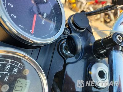 Zdjęcie 8 z 9 samochodu: 2018 MOTO GUZZI V7 III VIN:ZGULDU016JM000092 - miniatura