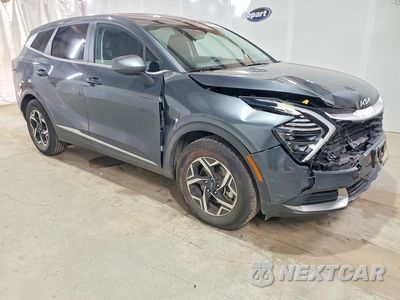 Czwarte zdjęcie samochodu z boku: 2025 KIA SPORTAGE LX VIN:KNDPU3DFXS7343136 - miniatura