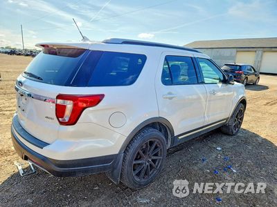 Trzecie zdjęcie samochodu z tyłu: 2019 FORD EXPLORER XLT VIN:1FM5K8D82KGB29510 - miniatura